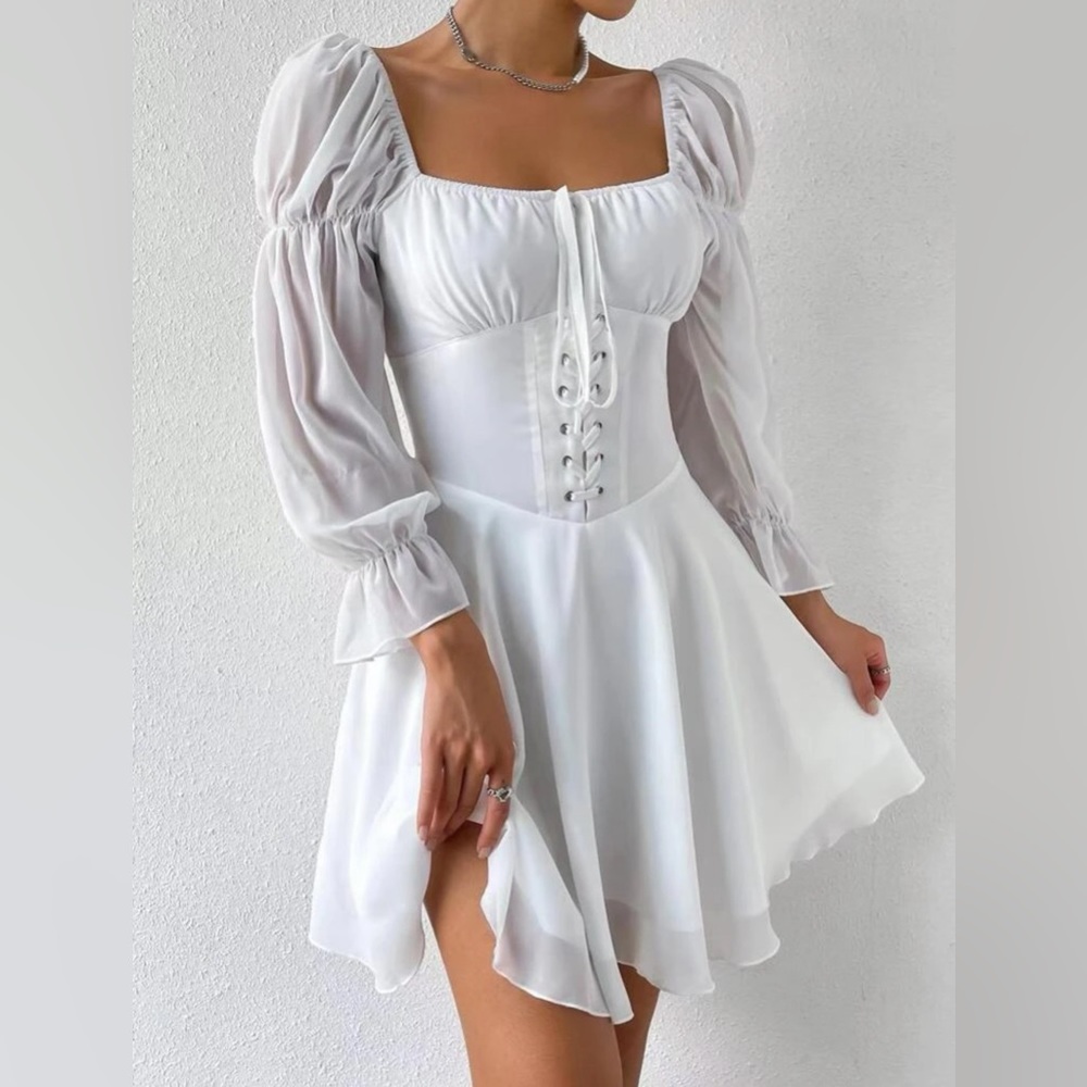 Vestido con cordón delantero de manga con volante.